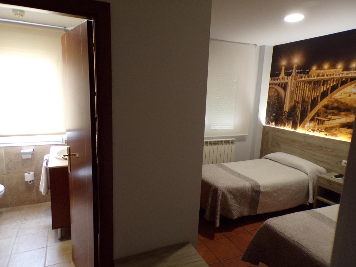 טרואל Hostal Serruchi מראה חיצוני תמונה
